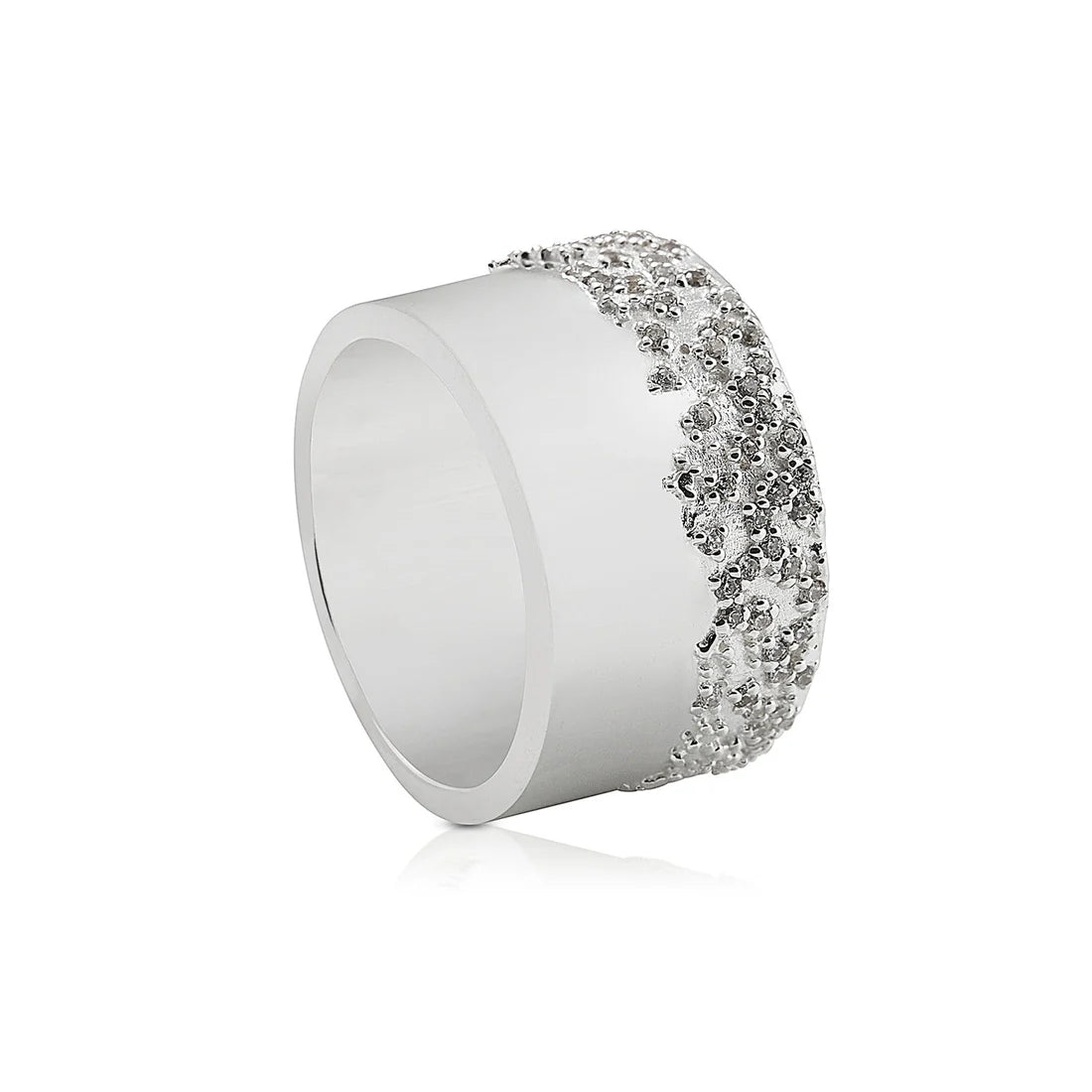 Massiver Ring aus Sterlingsilber mit einer Vielzahl runder Zirkonia, die den Eindruck einer Milchstraße erwecken 20-1002
