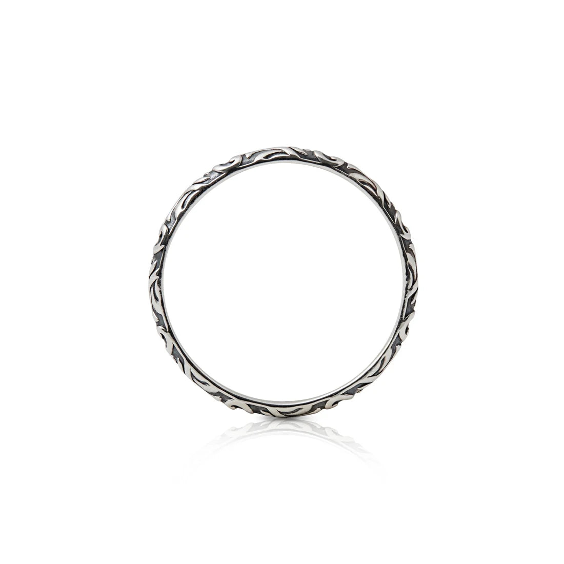 Ring aus Sterlingsilber im Ethno-Stil, der aus kleinen Gravuren besteht RI-10029P