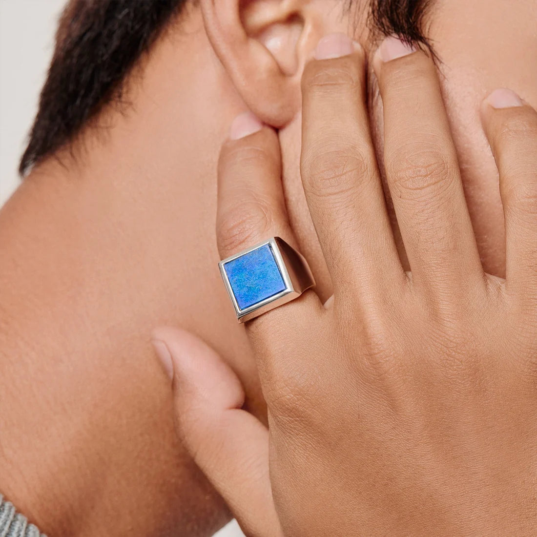 Ring aus Sterlingsilber mit glänzendem, poliertem Finish im Stil eines Siegelrings, verziert mit einem Lapislazuli R-4332-M-58