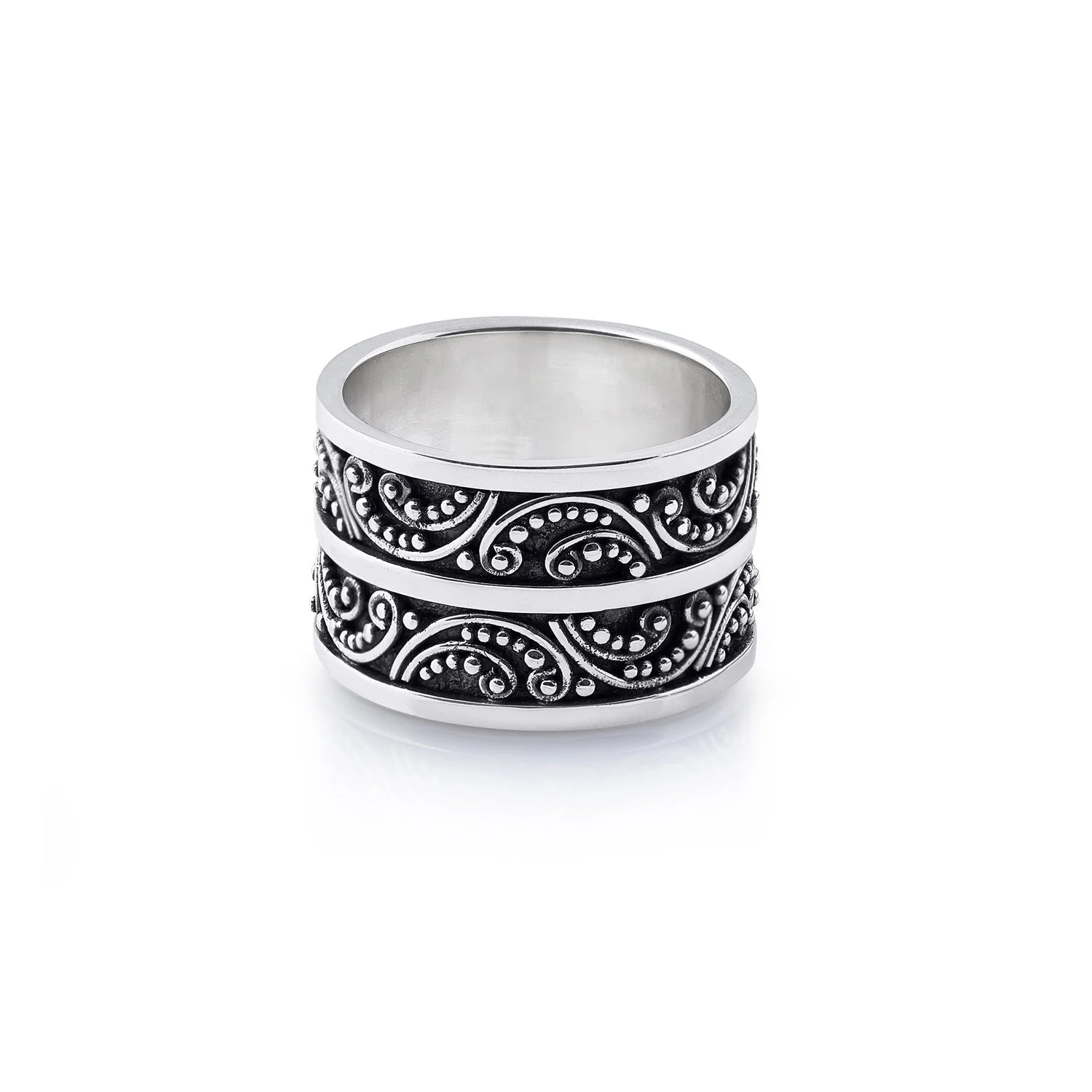 Ring aus Sterlingsilber mit glänzendem, oxidiertem Finish, das hübsche Muster erkennen lässt R-4345