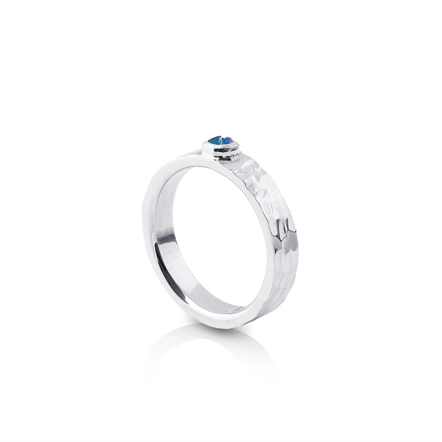 Ring aus Sterlingsilber mit glänzendem Hammerschlag-Finish, verziert mit einem Doublette-Opal (rund 2mm) R-4318-50