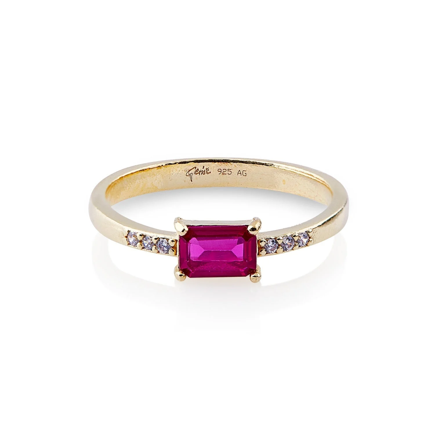 Ring aus 925 Sterlingsilber mit Gelbgoldauflage, der die Eleganz eines Granats (4x6mm) und die Brillanz eines Zirkonia auf einem glänzenden, polierten Ring vereint RG-4360-50