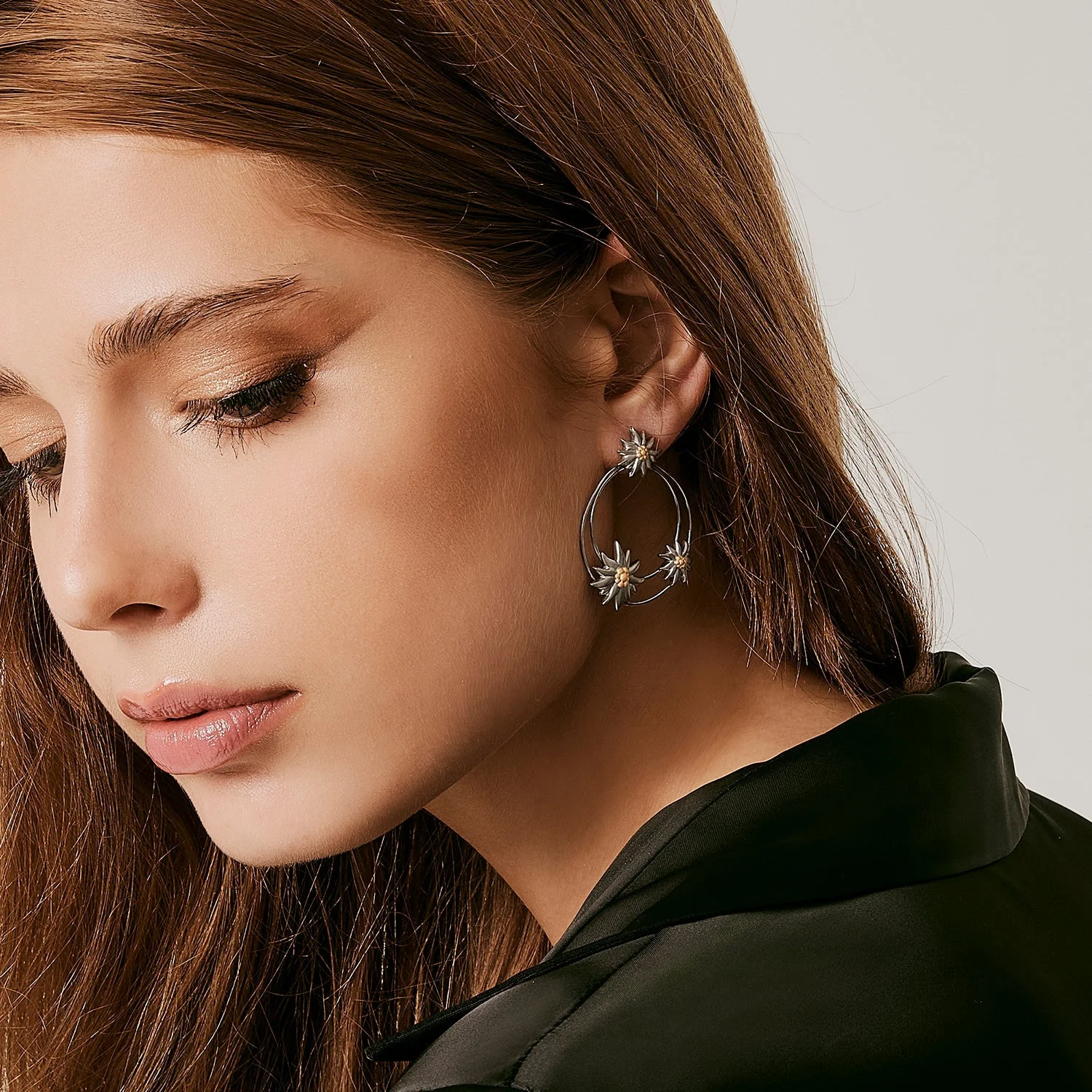 Sterlingsilber Ohrstecker mit drei satinierten Edelweiss Bicolor auf zwei glänzenden asymmetrischen Ringen EG-7023