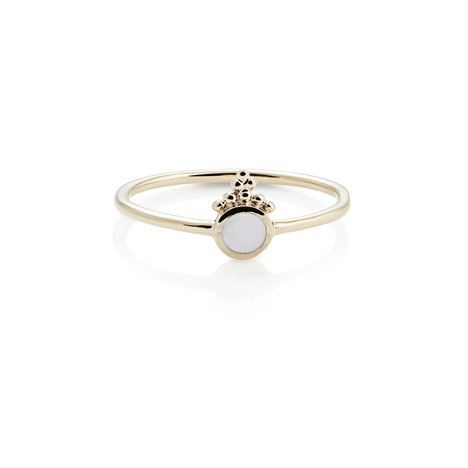 Kleiner Ring aus vergoldetem Sterlingsilber im Ethno-Stil, bei dem die glänzende und polierte Oberfläche mit Perlmutt RI-10102GP-50
