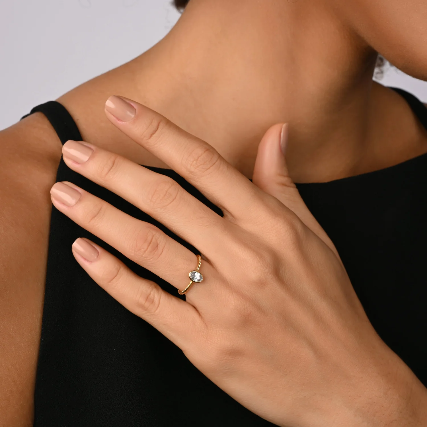 Ring aus Sterlingsilber Gelbgold plattiert im Twisted Mesh Stil mit einem wunderschönen ovalen Zirkonia 4x6 mm RI-10101GP-48