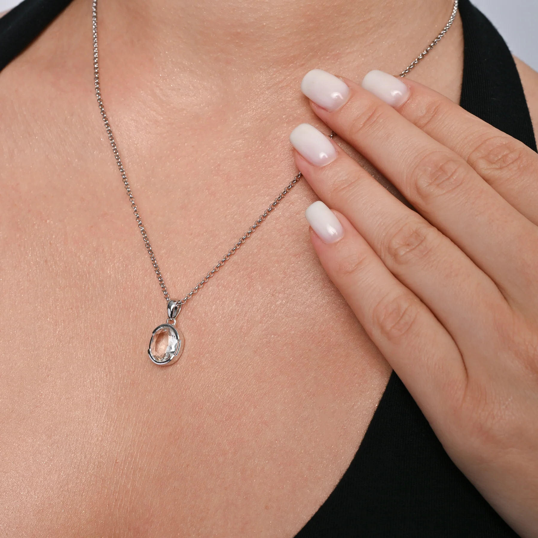 Anhänger aus rhodiniertem Sterlingsilber mit Öse und Quarzkristallstein SR-738