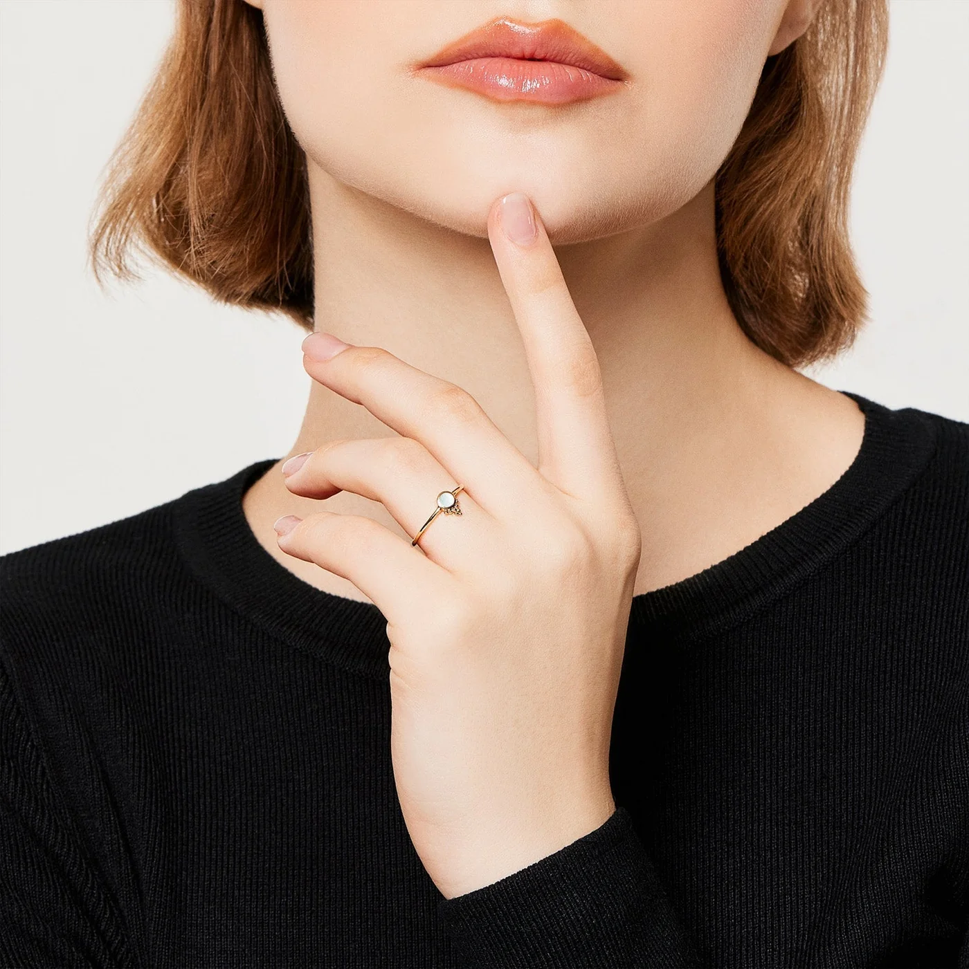 Kleiner Ring aus vergoldetem Sterlingsilber im Ethno-Stil, bei dem die glänzende und polierte Oberfläche mit Perlmutt RI-10102GP-50