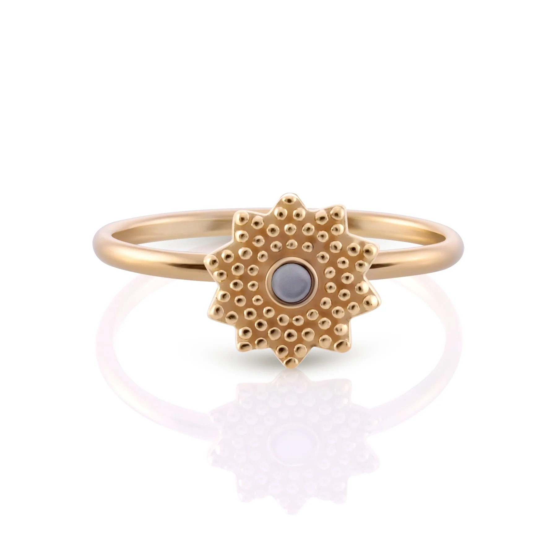 Ring aus Sterlingsilber und Gelbgold im Ethno-Stil, Sternform mit kleiner runder Perlmuttplatte Cabochon in der Mitte RI-10093GP-48