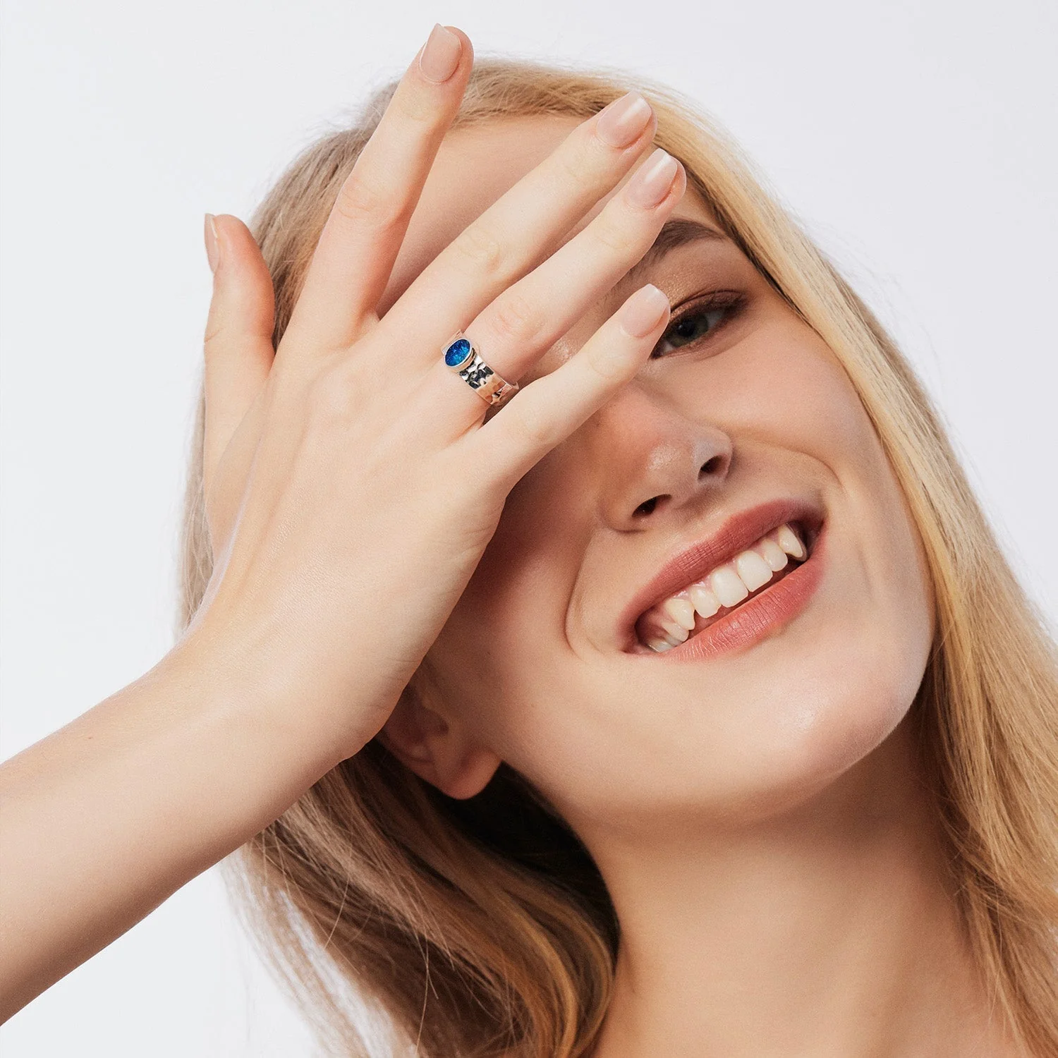 Ring aus Sterlingsilber mit glänzendem Hammerschlag-Finish, verziert mit einem oval Opal (5.5x8mm) R-4323-52