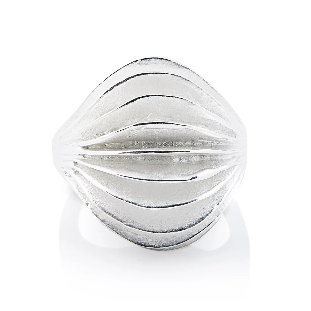 Ring aus Sterlingsilber mit einem Welleneffekt RI-10113A