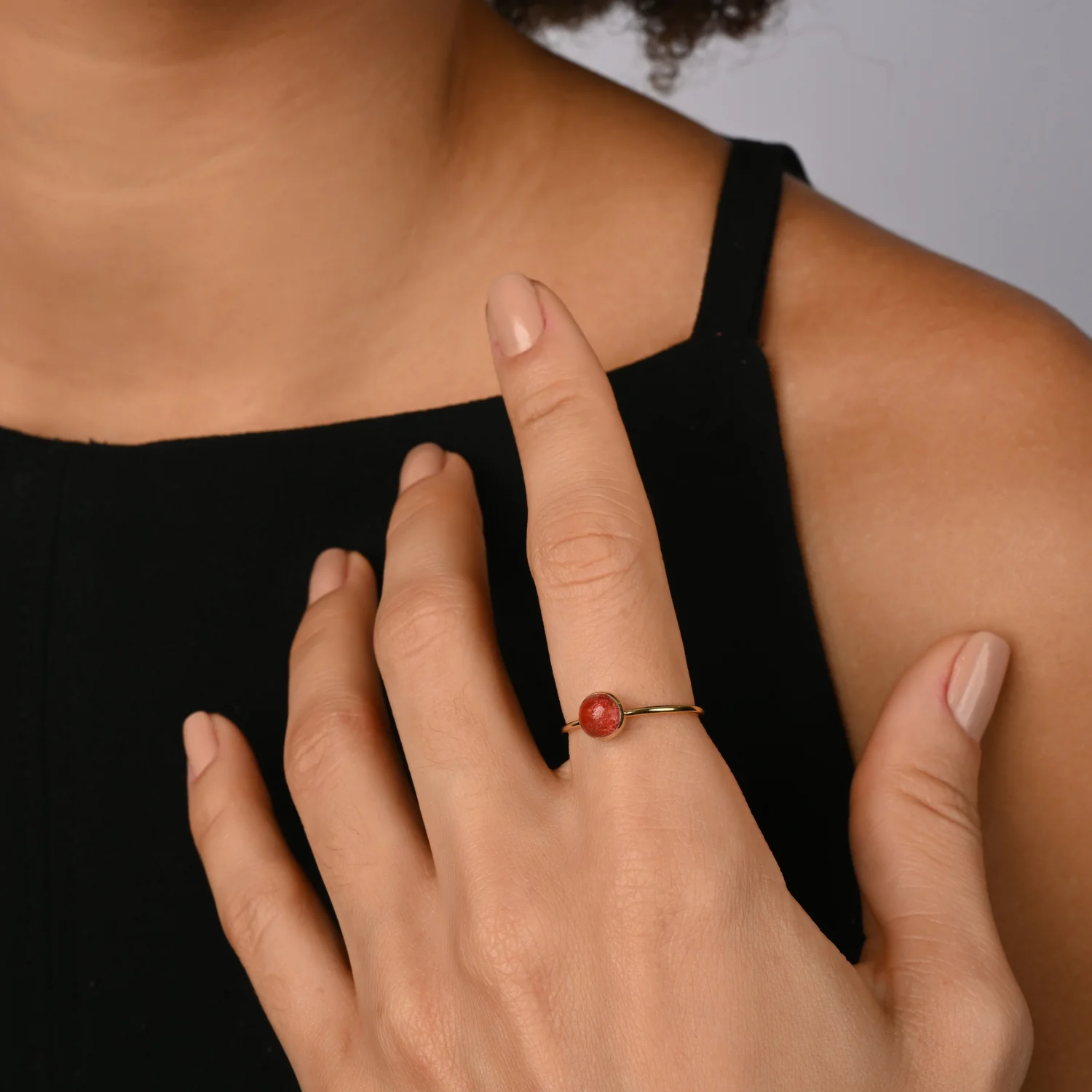 Kleiner Ring aus Sterling Silber mit einer runden Schwammkoralle als Cabochon RI-10126GP-48