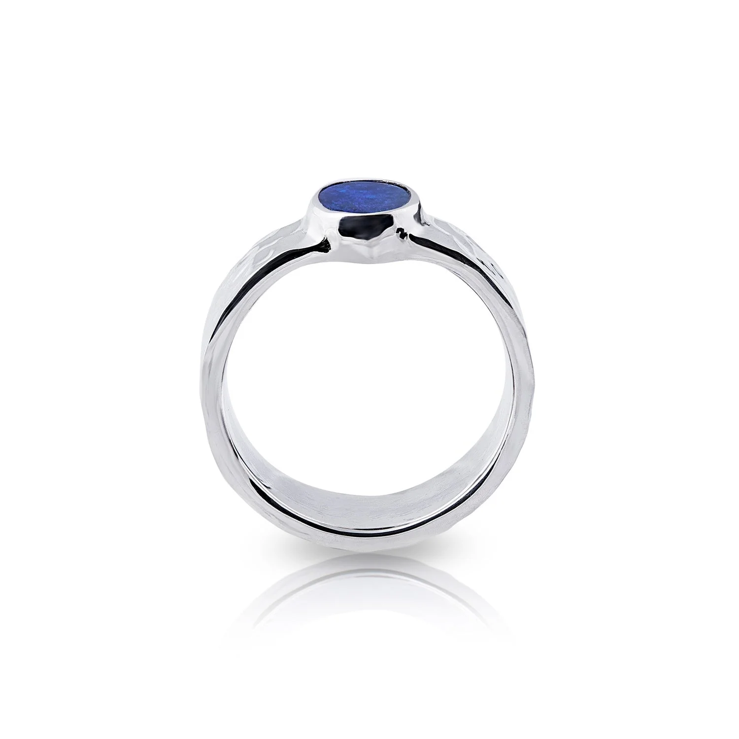 Ring aus Sterlingsilber mit glänzendem Hammerschlag-Finish, verziert mit einem oval Opal (5.5x8mm) R-4323-52