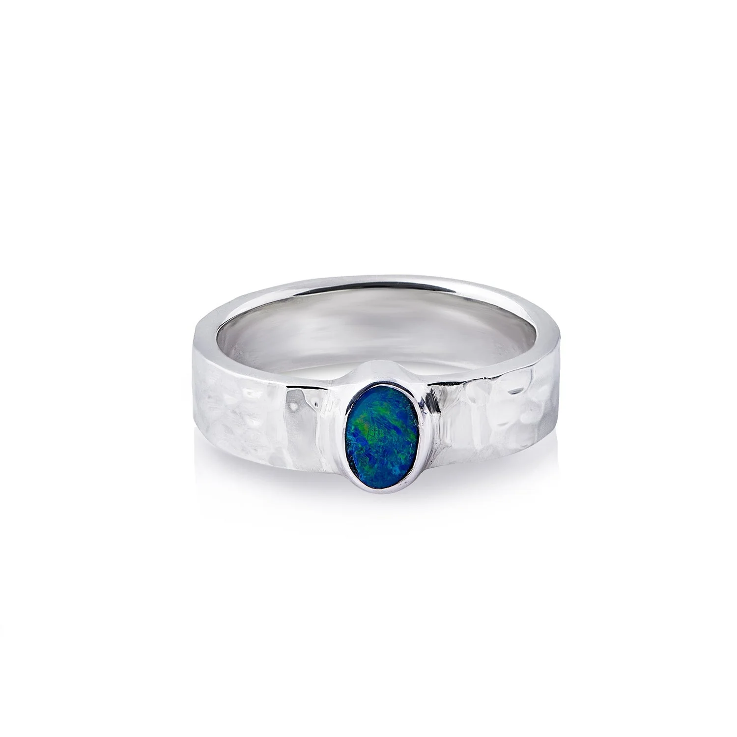 Ring aus glänzendem Sterlingsilber mit Hammerschlag-Finish, verziert mit einem ovalen Doublette-Opal (4x8mm) R-4322-52
