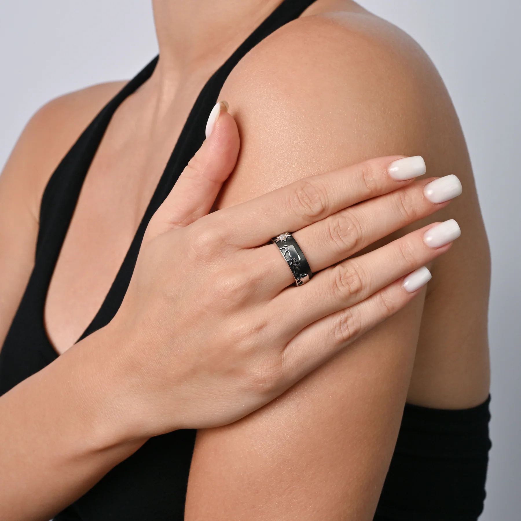 Ring aus schwarzem Rhodium-Sterlingsilber mit Tannenbäumen, Alphorn, Kühen und Edelweiss R-7025-48