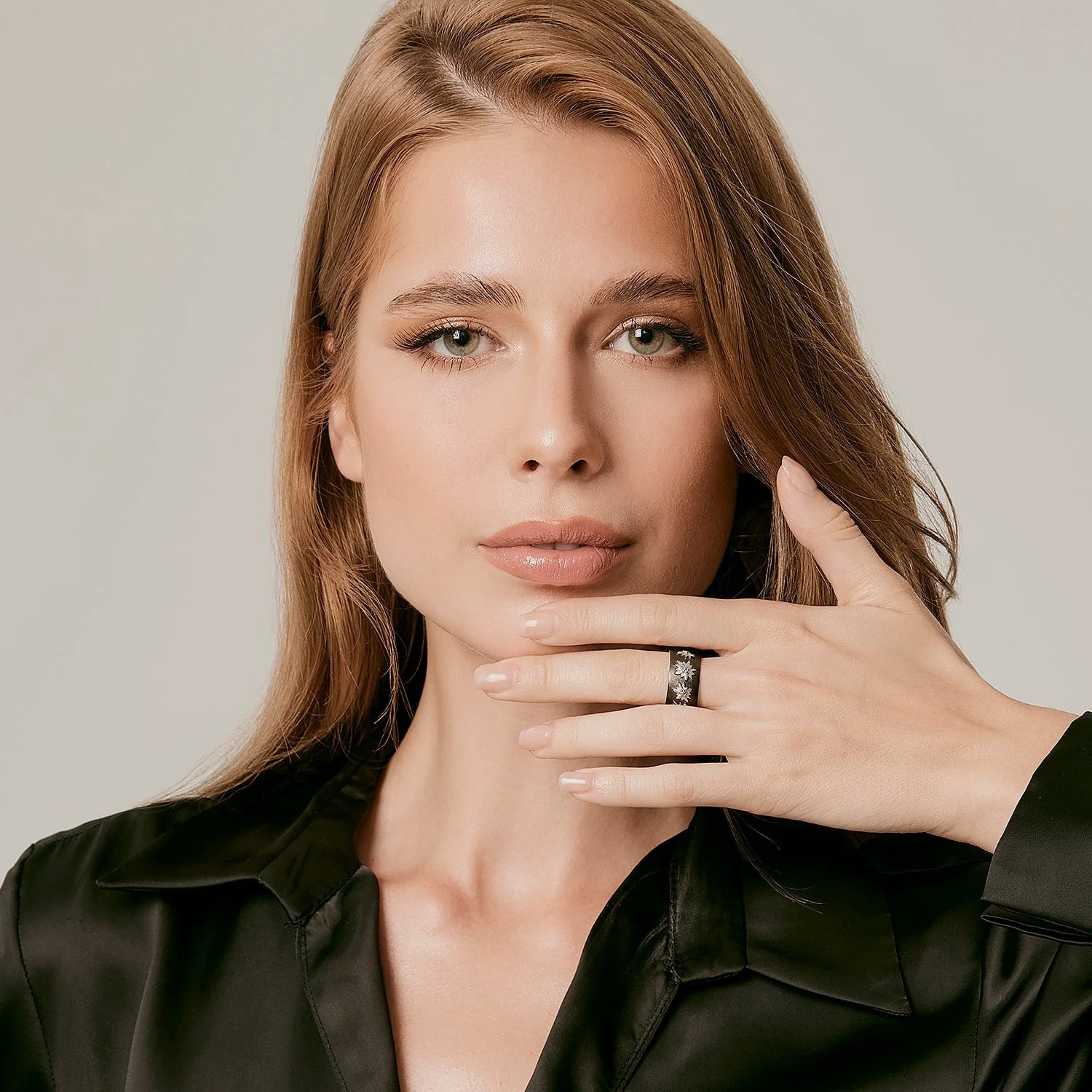 Ring aus Sterlingsilber mit Edelweiss auf Halbmondprofil, schwarz rhodiniert und mit Satin-Finish R-8003-50