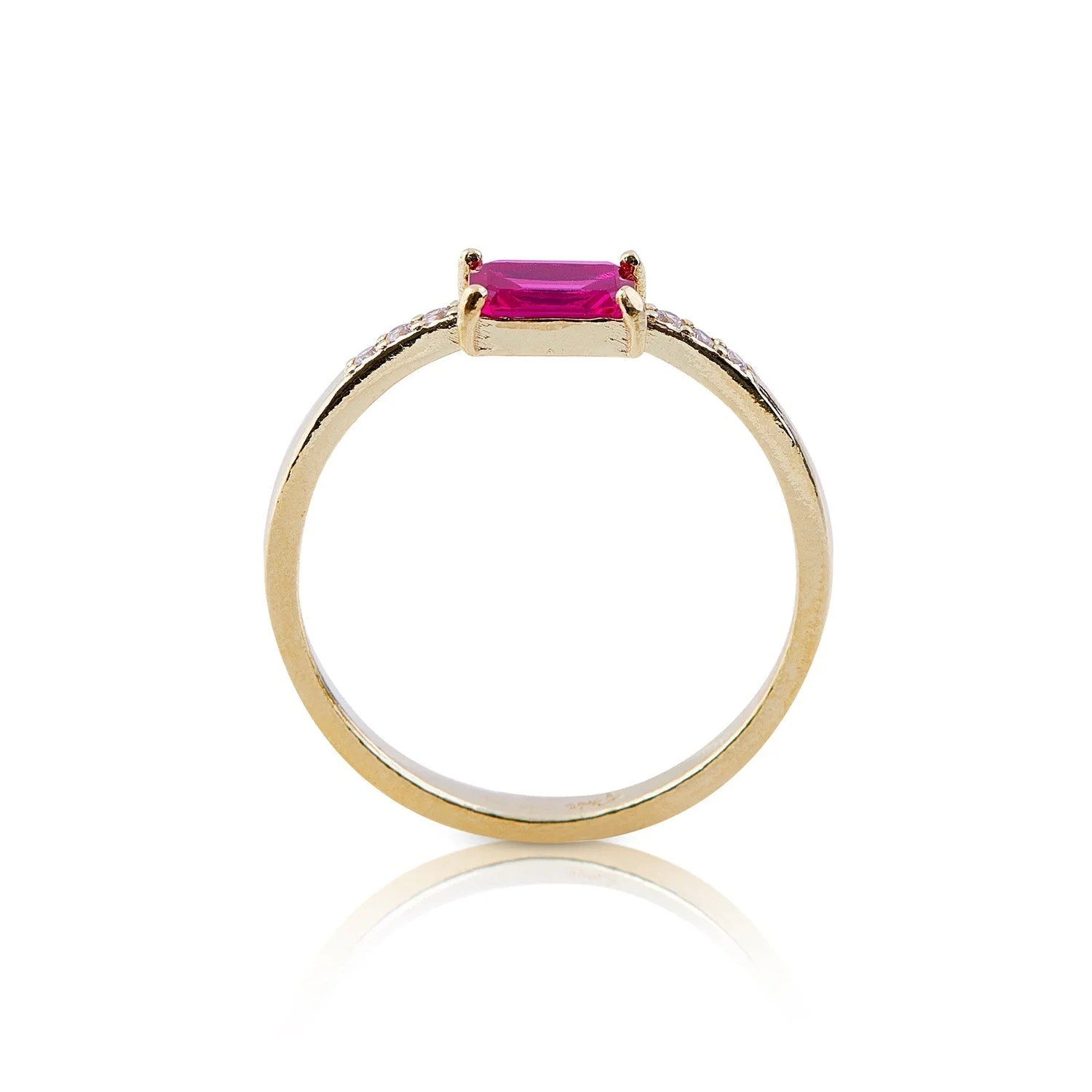 Ring aus 925 Sterlingsilber mit Gelbgoldauflage, der die Eleganz eines Granats (4x6mm) und die Brillanz eines Zirkonia auf einem glänzenden, polierten Ring vereint RG-4360-50