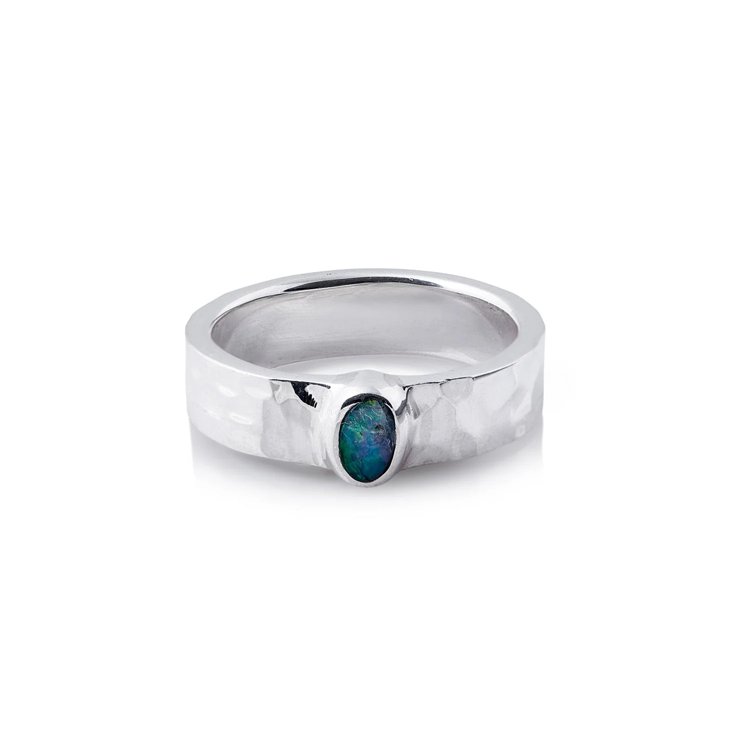 Ring aus Sterlingsilber mit einem glänzenden Hammerschlag-Finish, verziert mit einem ovalen Doublette-Opal (3x5mm) R-4321-52