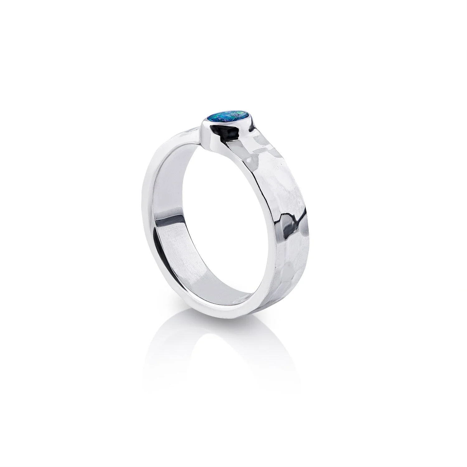 Ring aus Sterlingsilber mit einem glänzenden Hammerschlag-Finish, verziert mit einem ovalen Doublette-Opal (3x5mm) R-4321-52