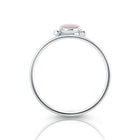 Kleiner Ring aus Sterlingsilber mit vertikal ovalem Perlmutt Cabochon RI-10109P