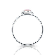 Kleiner Ring aus Sterlingsilber mit vertikal ovalem Perlmutt Cabochon RI-10109P