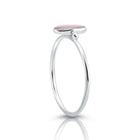 Kleiner Ring aus Sterlingsilber mit vertikal ovalem Perlmutt Cabochon RI-10109P
