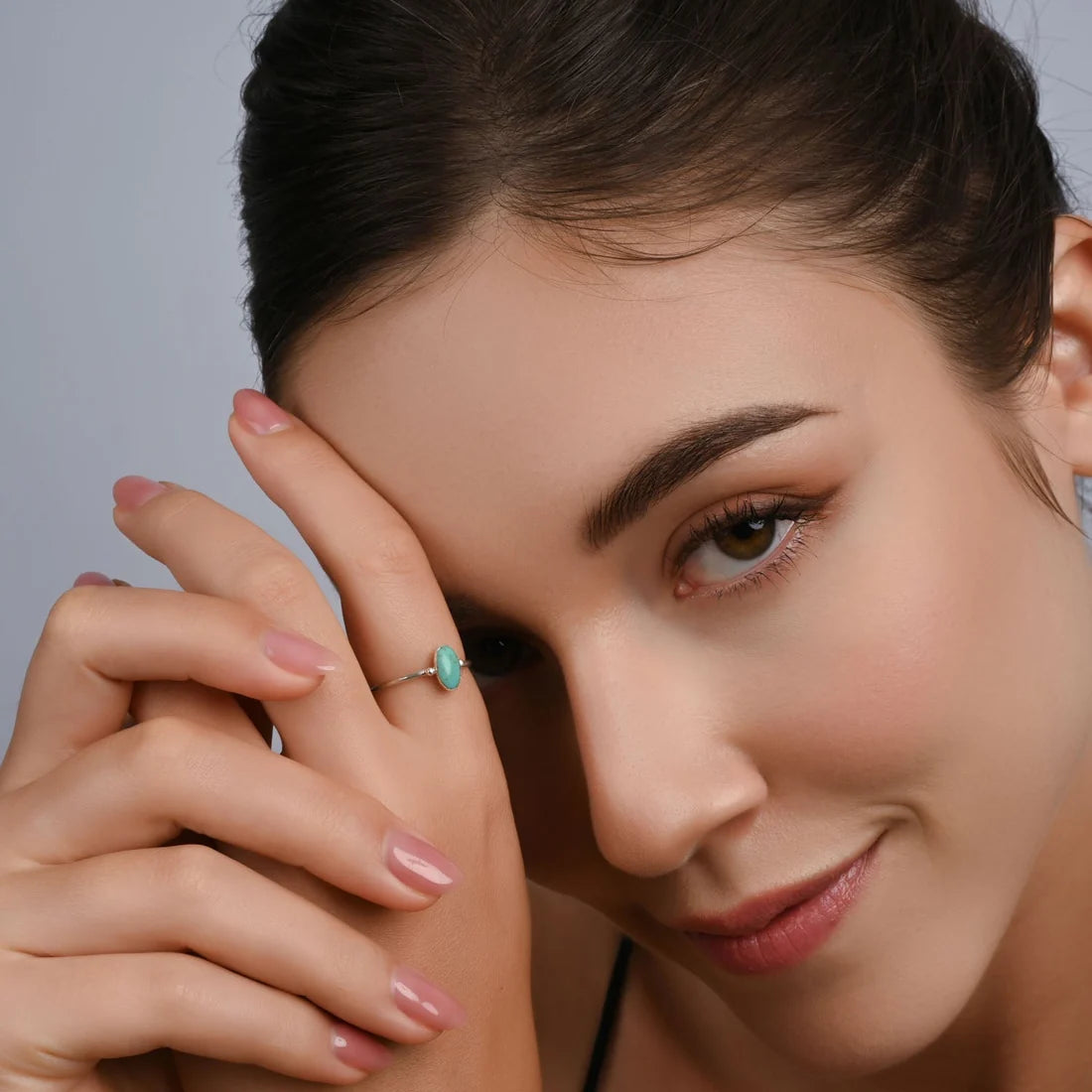 Kleiner Ring aus Sterlingsilber mit vertikalem ovalem Türkis Cabochon RI-10111P