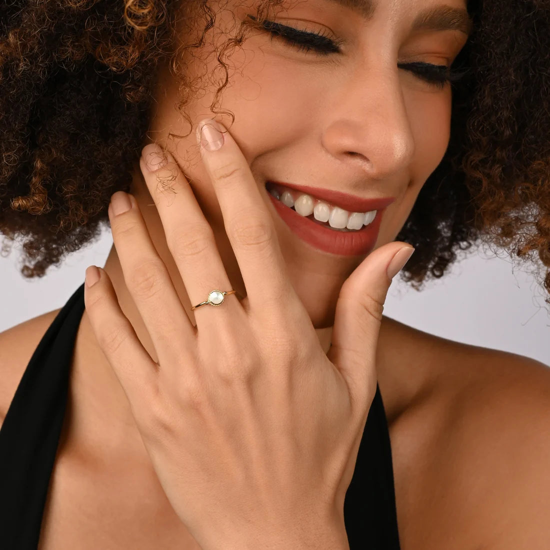 Kleiner Ethno-Ring aus Sterlingsilber vergoldet mit Perlmutt RI-10076GP-48