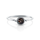 Kleiner Ring aus Sterlingsilber mit einem wunderschönen, runden, mehrfach reflektierenden Abalone (Perlmutt) Cabochon RI-10123P