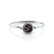 Kleiner Ring aus Sterlingsilber mit einem wunderschönen, runden, mehrfach reflektierenden Abalone (Perlmutt) Cabochon RI-10123P