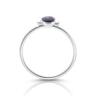 Kleiner Ring aus Sterlingsilber mit einem wunderschönen, vertikal ovalen, mehrfach reflektierenden Abalone (Perlmutt) Cabochon RI-10127P