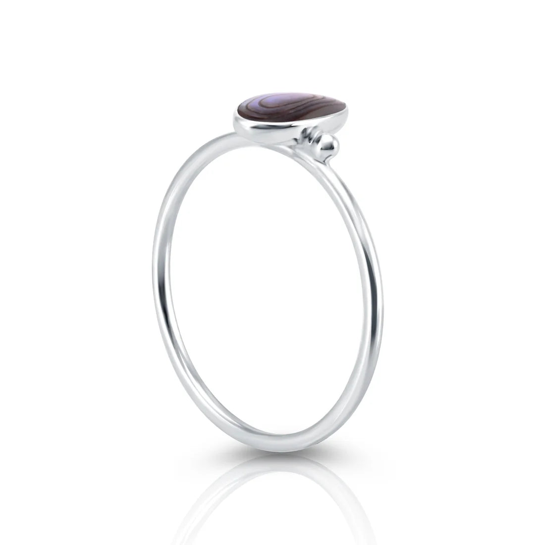 Kleiner Ring aus Sterlingsilber mit einem wunderschönen, vertikal ovalen, mehrfach reflektierenden Abalone (Perlmutt) Cabochon RI-10127P-50