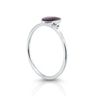Kleiner Ring aus Sterlingsilber mit einem wunderschönen, vertikal ovalen, mehrfach reflektierenden Abalone (Perlmutt) Cabochon RI-10127P