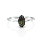 Kleiner Ring aus Sterlingsilber mit einem wunderschönen, vertikal ovalen, mehrfach reflektierenden Abalone (Perlmutt) Cabochon RI-10127P