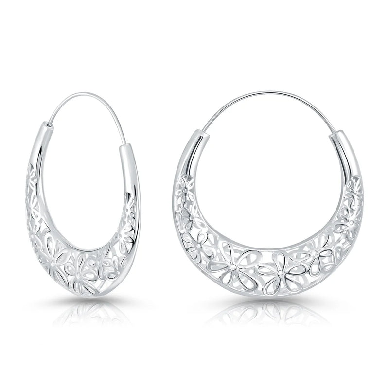 Ohrringe aus Sterlingsilber in gewölbter Kreolenform mit filigranen Blüten EA-102256A