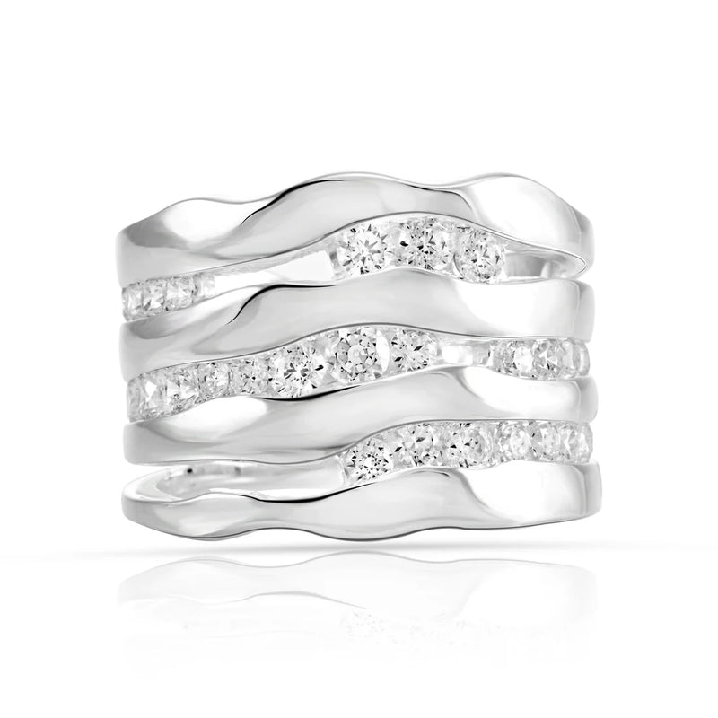 Ring aus Sterlingsilber mit glänzender Oberfläche, mehrreihiges Wellenmuster, dazwischen funkelnde weiße Zirkonia 20-1019