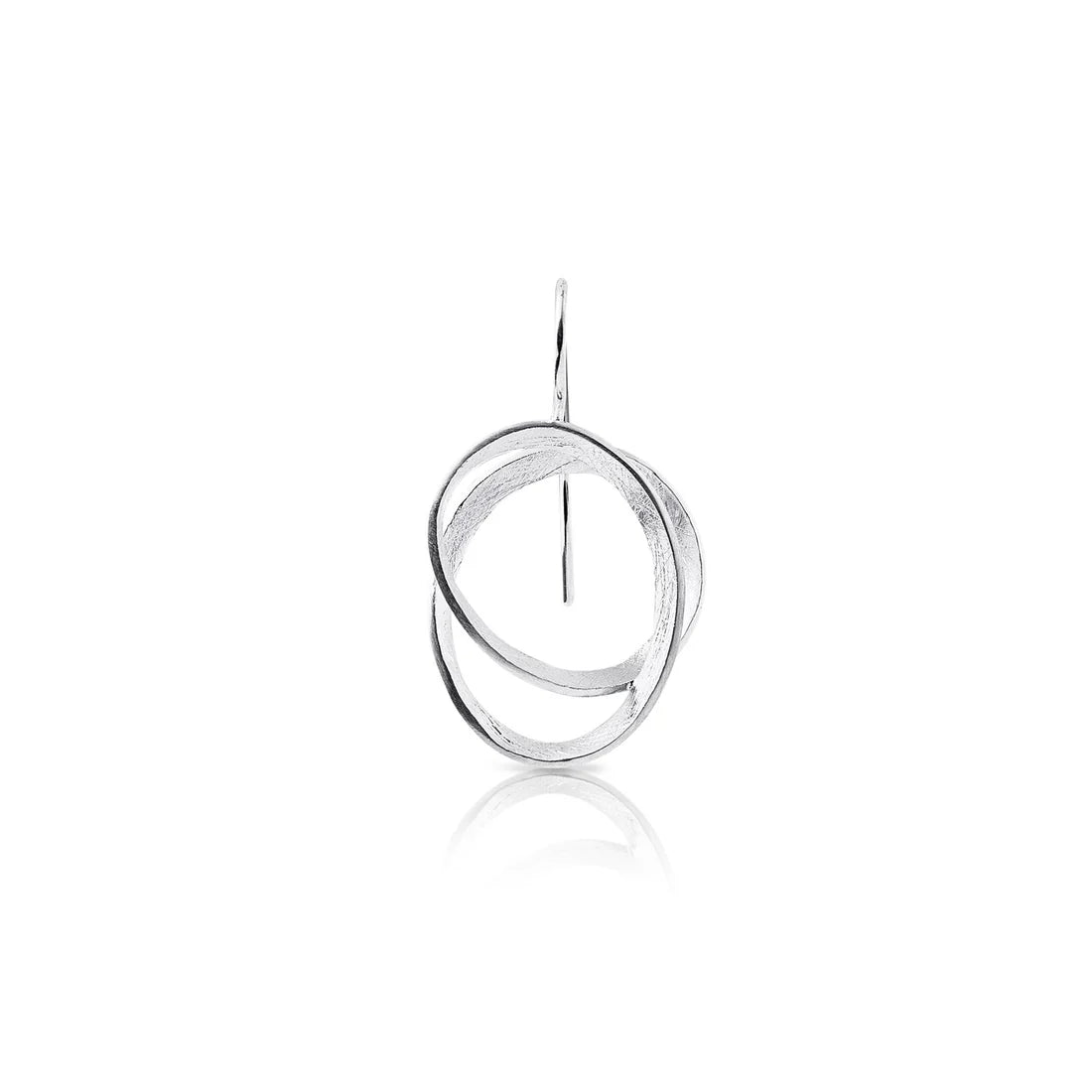 Ohrringe aus Sterlingsilber, die aus einem gebürsteten Silberdraht bestehen, der sich zu dieser fesselnden Form verflechtet E-2640