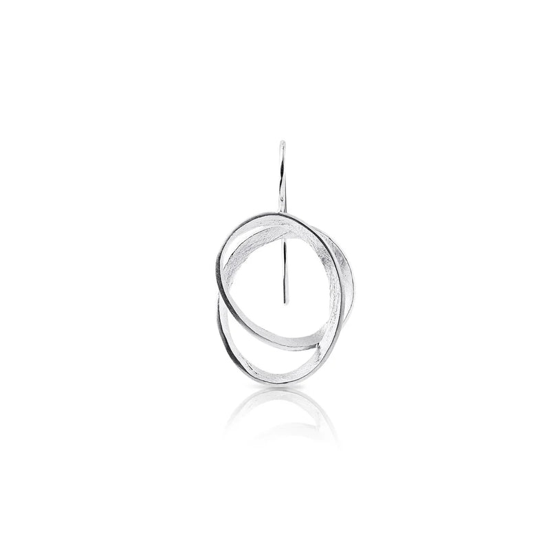 Ohrringe aus Sterlingsilber, die aus einem gebürsteten Silberdraht bestehen, der sich zu dieser fesselnden Form verflechtet E-2640