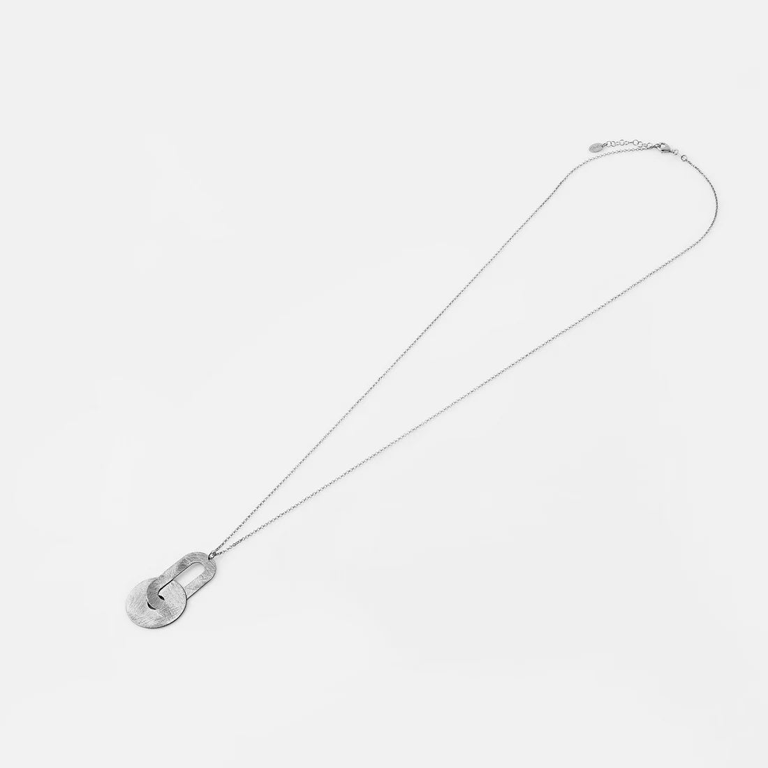 Halskette aus Sterlingsilber mit einem Anhänger, der aus einem ovalen Element besteht, das mit einer Scheibe verbunden ist, beide mit gebürstetem Finish N-1495