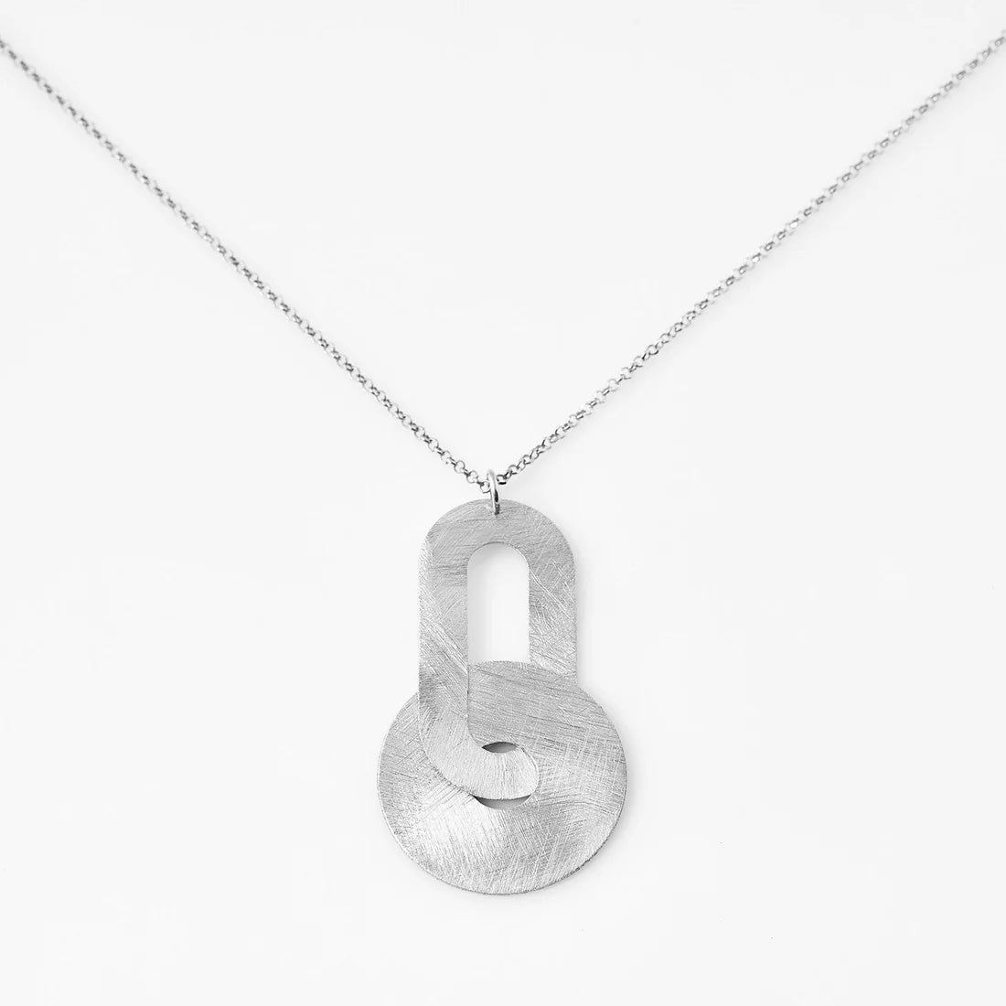 Halskette aus Sterlingsilber mit einem Anhänger, der aus einem ovalen Element besteht, das mit einer Scheibe verbunden ist, beide mit gebürstetem Finish N-1495