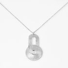 Halskette aus Sterlingsilber mit einem Anhänger, der aus einem ovalen Element besteht, das mit einer Scheibe verbunden ist, beide mit gebürstetem Finish N-1495