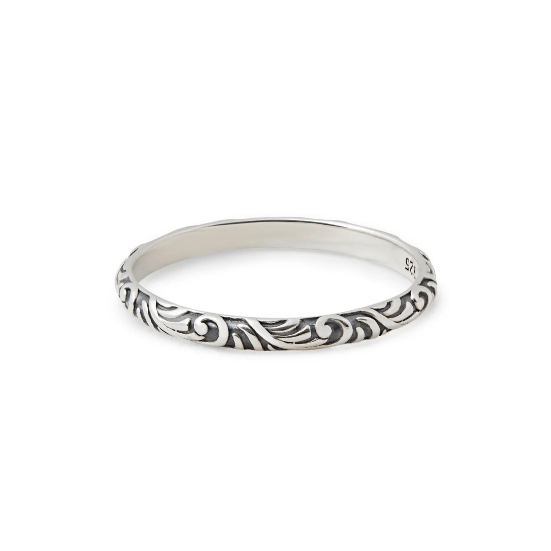 Ring aus Sterlingsilber im Ethno-Stil, der aus kleinen Gravuren besteht RI-10029P