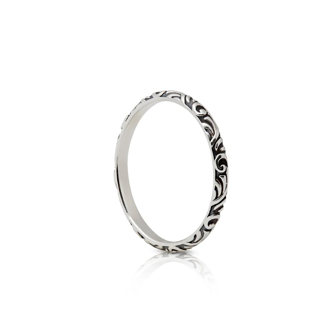 Ring aus Sterlingsilber im Ethno-Stil, der aus kleinen Gravuren besteht RI-10029P