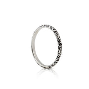 Ring aus Sterlingsilber im Ethno-Stil, der aus kleinen Gravuren besteht RI-10029P