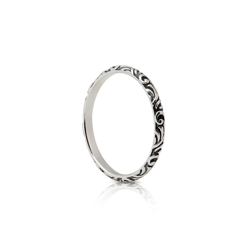 Ring aus Sterlingsilber im Ethno-Stil, der aus kleinen Gravuren besteht RI-10029P