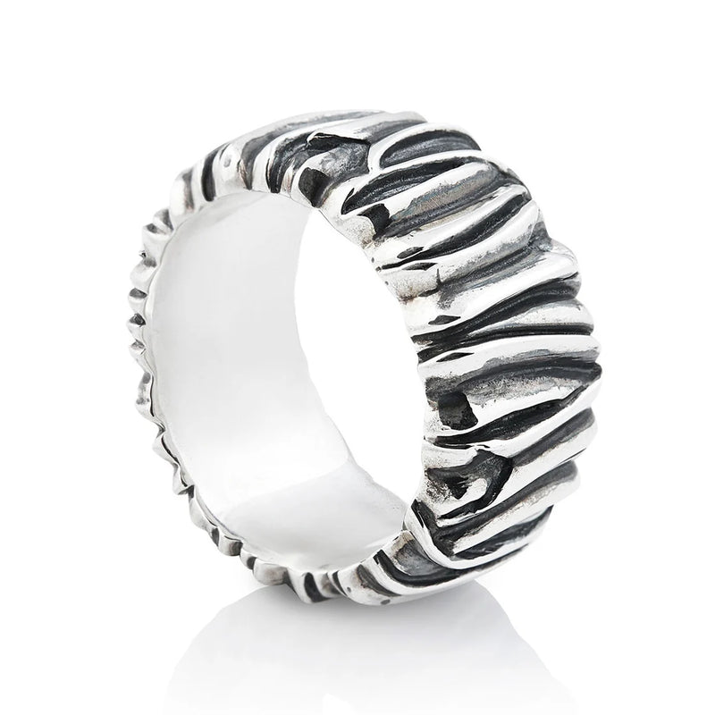 Ring aus Sterlingsilber, reliefartig gehämmertes und oxidiertes Finish 20-1030