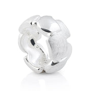 Ring aus Sterlingsilber mit abgerundeten Formen, die sich mit gebürsteten und glänzenden Oberflächen abwechseln 20-1022