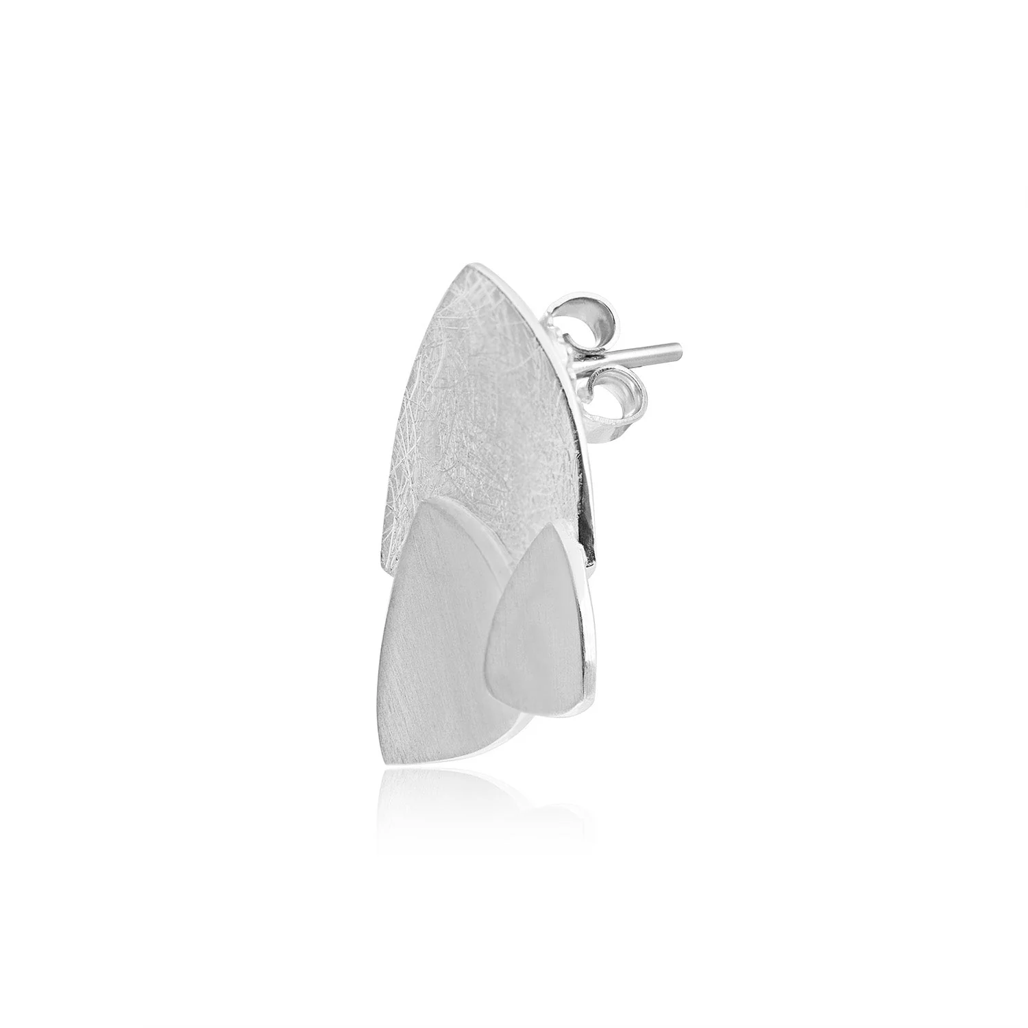 Ohrstecker aus Sterlingsilber mit einer Oberfläche die sanftes Satinieren mit strukturiertem Bürsten kombiniert und so ein subtiles Lichtspiel erzeugt E-2653
