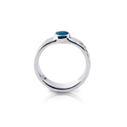 Ring aus glänzendem, gehämmertem Sterlingsilber, verziert mit einem Doublette-Opal (rund 4,5 mm) R-4320