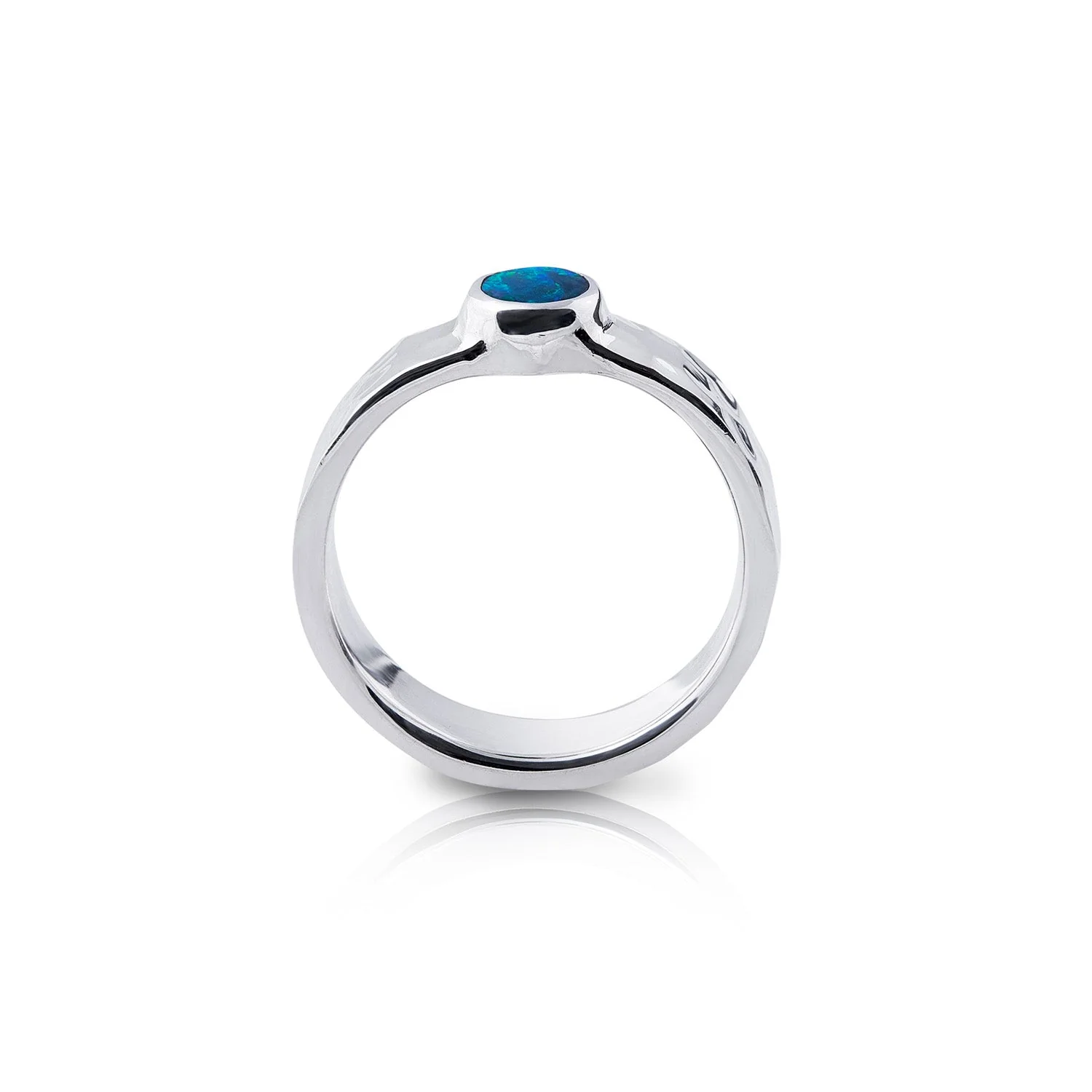 Ring aus glänzendem, gehämmertem Sterlingsilber, verziert mit einem Doublette-Opal (rund 4,5 mm) R-4320-52