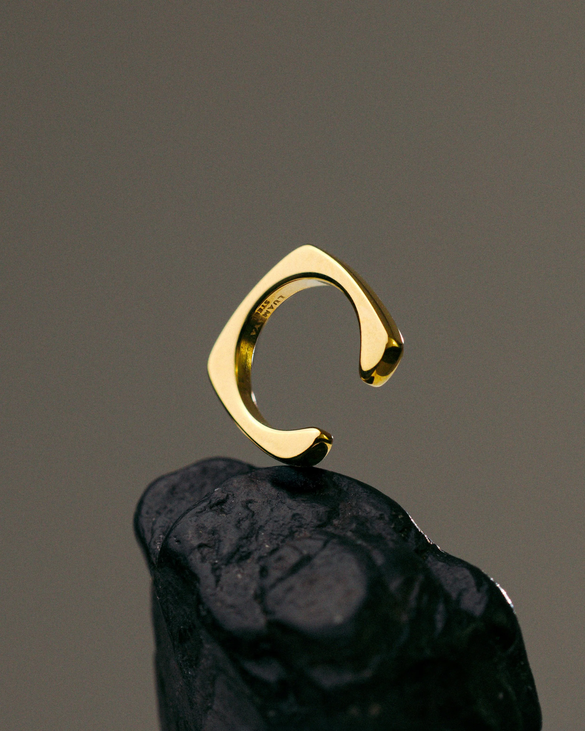 LUAMAYA Base Line Ear Cuff